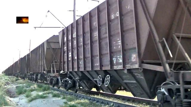 Вечерний 2ЕЛ5-017 с грузовым поездом смотреть онлайн