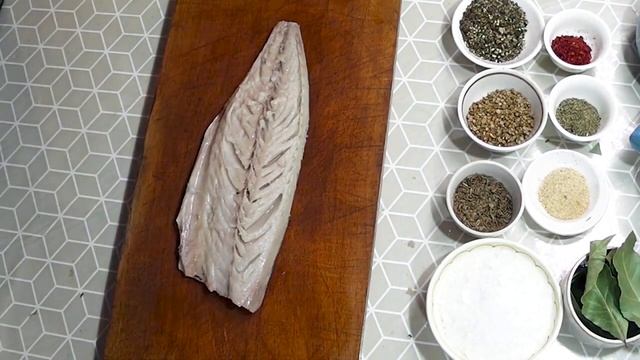 Как снять с жирного и нежного свежего филе скумбрии кожицу. смотреть онлайн