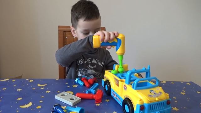 Машинка конструктор. Собираем машинку с помощью наборов инструментов. смотреть онлайн