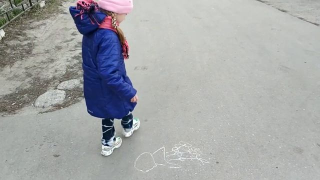 12 апреля 2020 г. Кристина гуляет, катается на самокате и прыгает в классики. смотреть онлайн