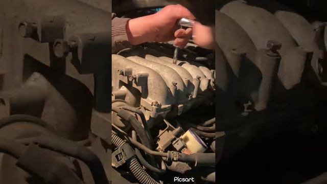 Снятие впускного коллектора/ замена свечей Mitsubishi montero ( pajero) 3.8 2003год смотреть онлайн
