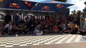 Девочка офигенно танцует брейк данс