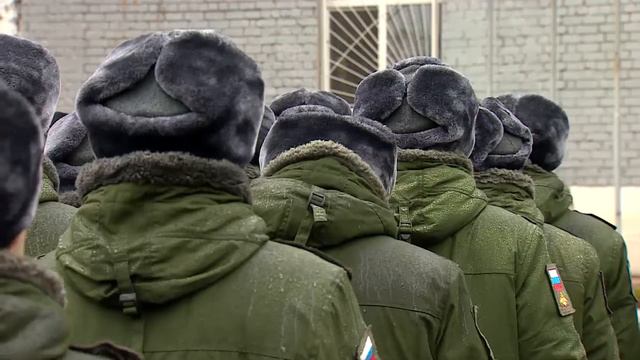 В России призывники начали получать головные уборы нового образца смотреть онлайн