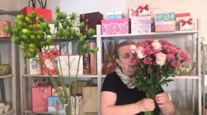 ПРОСТОЙ БУКЕТ ИЗ КУСТОВОЙ ХРИЗАНТЕМЫ И РОЗЫ. УПАКОВКА БУКЕТА