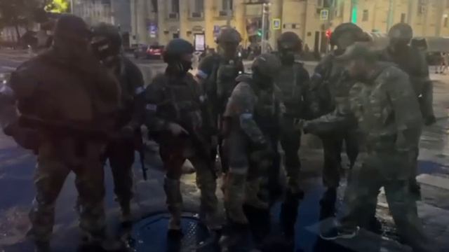 ‼️Бойцы ЧВК «Вагнер» благодарят граждан Ростова за поддержку, те же в свою очередь фотографируются с смотреть онлайн