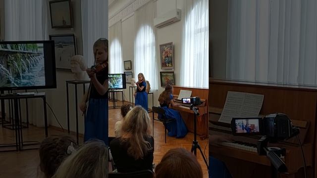 Дует: Соловйова Ірма і Ахмедова Аріна В.А. Моцарт "Німецький танець" смотреть онлайн