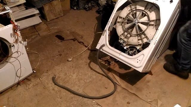 Ремонтируем #стиральную машину #Индезит Indesit WIL102. Замена подшипников часть 1 смотреть онлайн