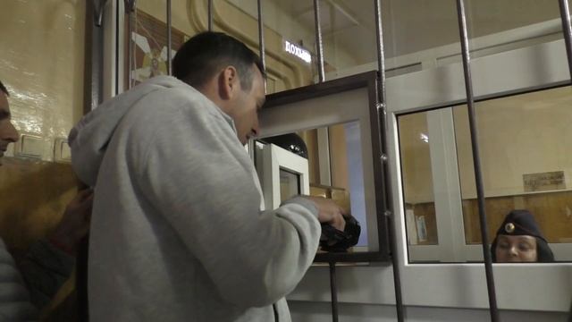 Сотрудница полиции блещет знанием законов и приказов ) смотреть онлайн
