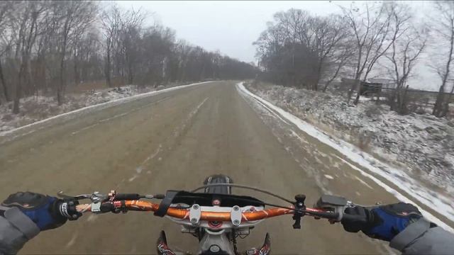 Покатушка на honda cr 125 по первому снегу/Honda cr 125 over the snow смотреть онлайн
