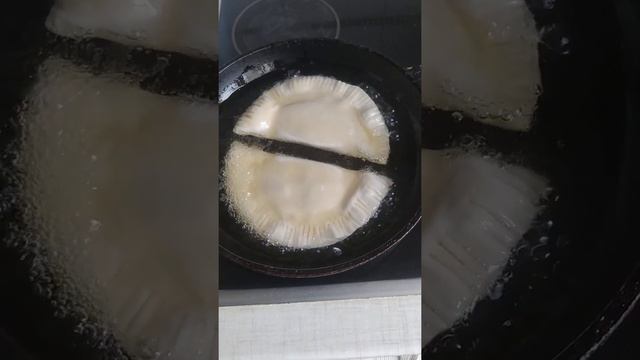 Как пожарить сочные румяные вкуснющие чебуреки!!! смотреть онлайн