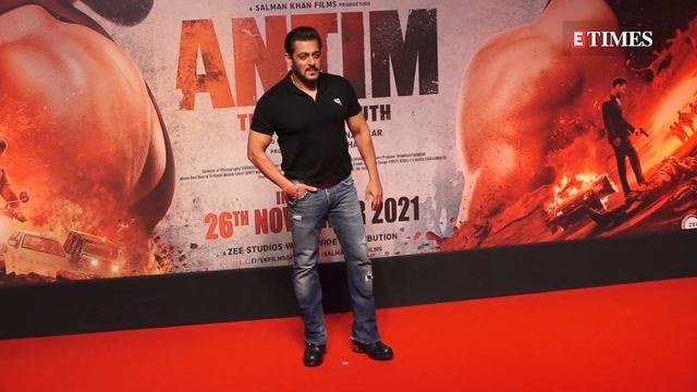 Salman Khan's SWEET gesture for an ELDERLY fan goes VIRAL | Fans REACT | Antim Screening смотреть онлайн