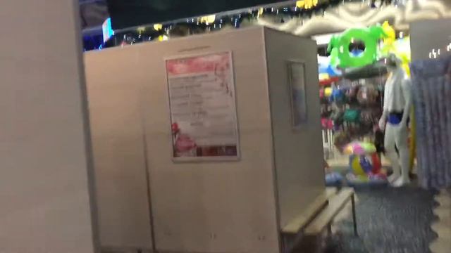 Раздевалка в аквапарке Питерлэнд (Санкт-Петербург). 26.12.2016, 20:57 смотреть онлайн