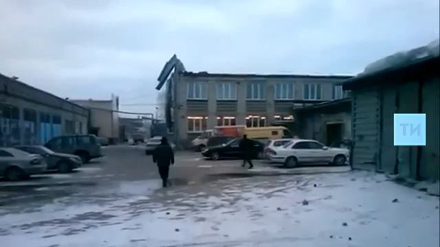 Порыв ветра срывает крышу здания в Новосибирске смотреть онлайн
