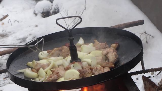 Жареное мясо с овощами и грибами на сковороде из диска от бороны смотреть онлайн