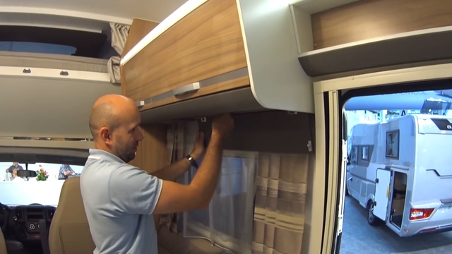 Обзор альковного автодома Adria Coral XL 670 SP. Описание интерьера. смотреть онлайн