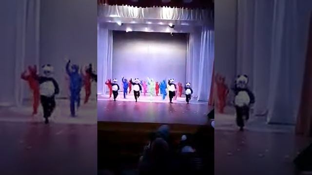 Мишки гумми.Саша первый раз на сцене смотреть онлайн