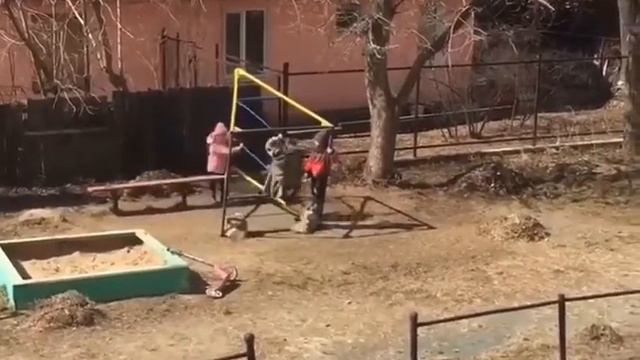 Самые обычные качели в России. смотреть онлайн