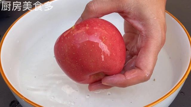 茯苓搭配蘋果，沒想到作用這麼厲害，堅持喝一周，精神棒胃口好，全身輕鬆，【廚房美食多】，#茯苓蘋果料理，#茯苓蘋果食譜，#家常菜，#茯苓有什麼功效和作用，#茯苓蘋的功效和作用主治，#茯苓泡水喝的功效