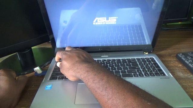 HOW TO ENTER ASUS LAPTOP BOOT MENU / Bios - R554LA смотреть онлайн