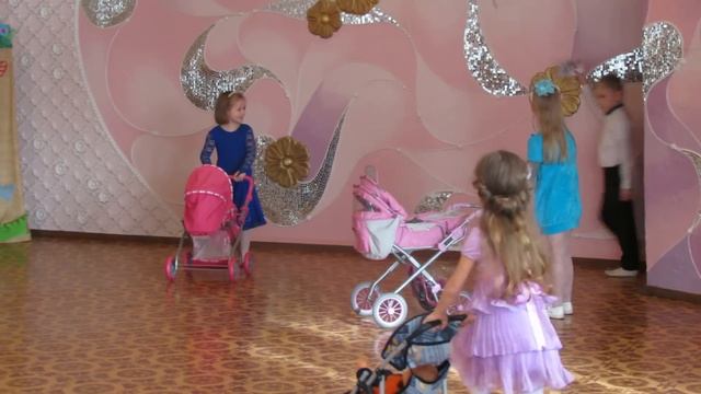 Танец с колясками смотреть онлайн