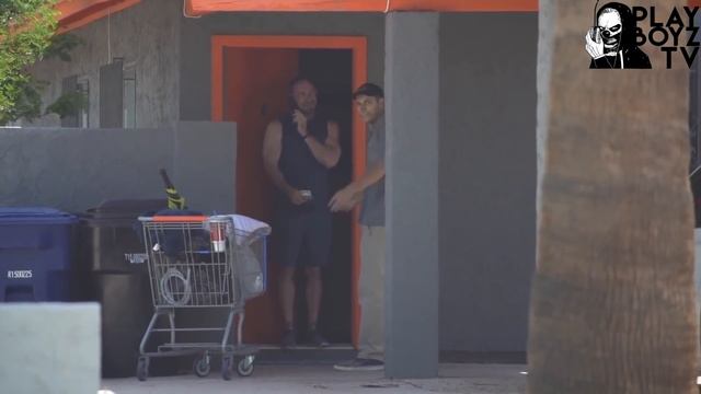 БОМЖИК ПРОСИТ ЕДУ, А ПОТОМ ДАРИТ ДЕНЬГИ смотреть онлайн