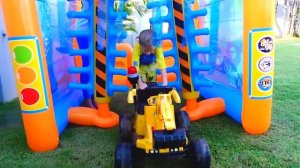 Влад и Никита   Весёлые истории с детскими машинками