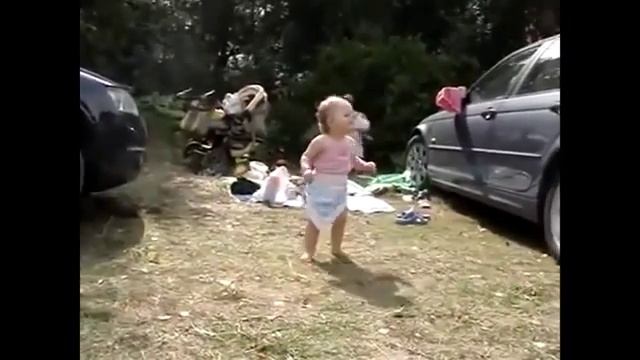 Маленькая девочка отрывается под зажигательную музыку смотреть онлайн