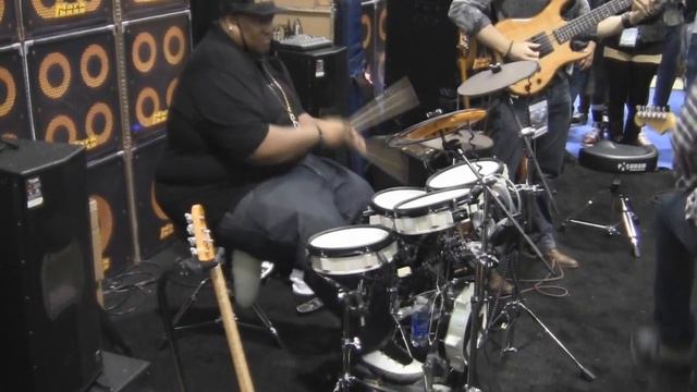 NAMM 2013 - Eric Moore Jamming With Hadrien Feraud смотреть онлайн
