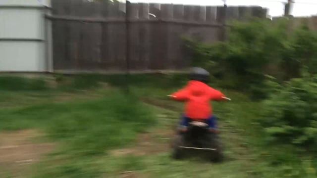 испытываем детский квадрик (Руслику 3 года) смотреть онлайн