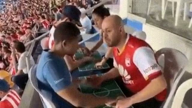 Слепые смотрят футбол при помощи комментаторов смотреть онлайн