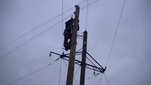 Подъем на деревянную опору ВЛ 0,4 кВ с перемещающейся анкерной точкой ПроВиТекс