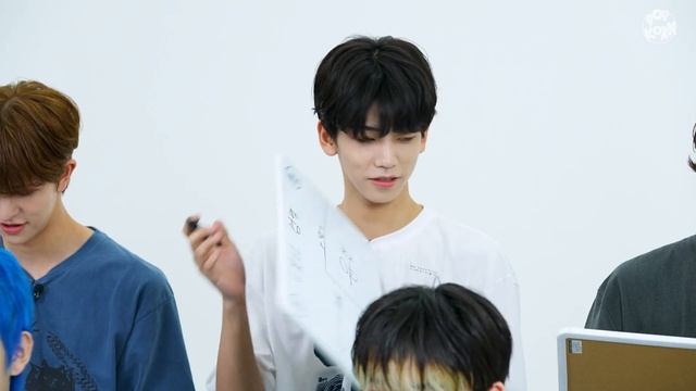 [8TURN] (ENG) 에잇턴 금쪽이들의 대환장 개인기가 첨가된 지목 토크 / Q. Who do you think is good at variety shows? ?? смотреть онлайн