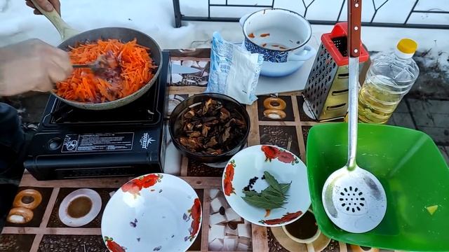 СУП ФАСОЛЕВЫЙ С КОПЧЕНЫМИ РЕБРЫШКАМИ И ГРИБАМИ. ГОТОВИМ В КАЗАНЕ. смотреть онлайн