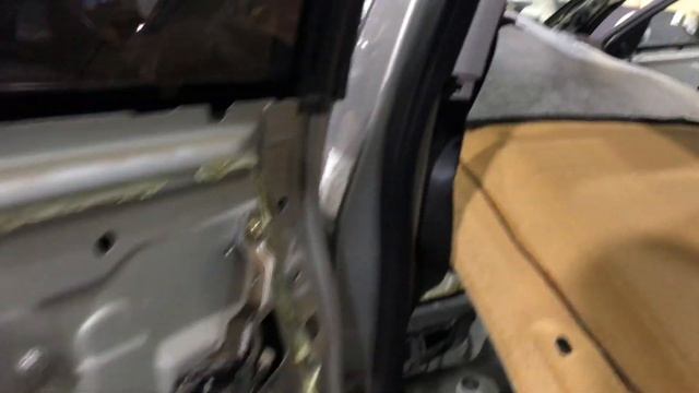 Nissan Primera проведена дополнительная шумоизоляция без сильного влияния на объём кошелька смотреть онлайн