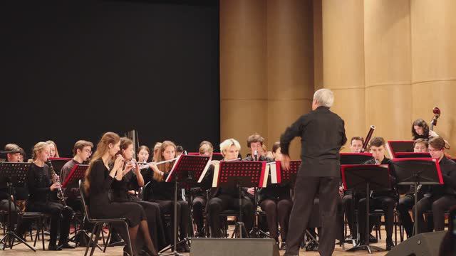 Иоганн Штраус – увертюра к оперетте «Летучая мышь» Дирижер Аскар Бисембин смотреть онлайн