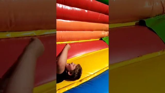 Мы с братом на батуте смотреть онлайн