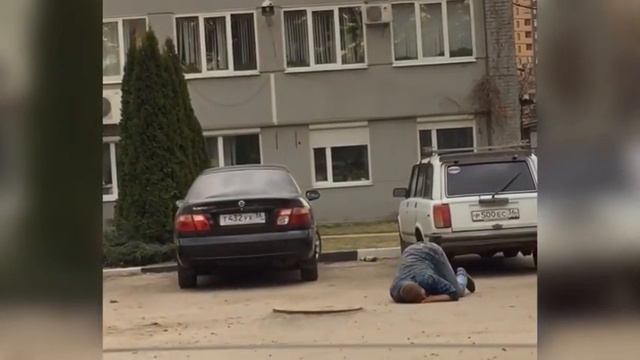 Пьяный воронежец подрался с женщиной и разбил чужую машину Часть 2 смотреть онлайн