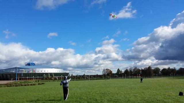 Запуск спортивного воздушного змея в сильный ветер смотреть онлайн