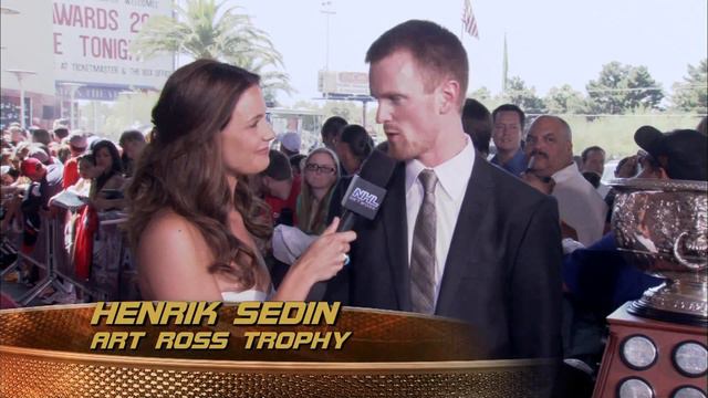 Henrik Sedin Wins the Art Ross Trophy - 2010 NHL Awards - HD смотреть онлайн