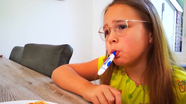 Амелия, Авелина и Аким узнают о цветах с помощью краски. смотреть онлайн