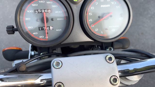 Ducati Monster 600 2002 walkaround, cold start смотреть онлайн
