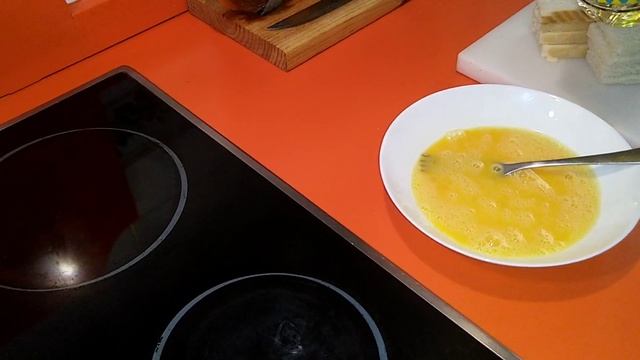 Как приготовить завтрак за 5 минут. Рецепт для начинающих - "Хлеб в яйце" смотреть онлайн