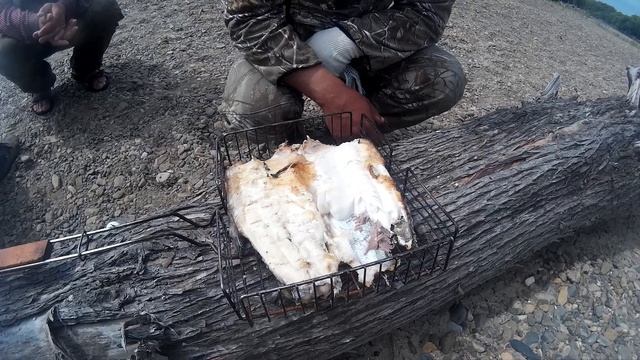 Барбекю из рыбы. Сиг на углях. Очень вкусно, попробуйте! смотреть онлайн
