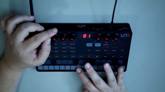 IK Multimedia Uno Synth first look смотреть онлайн