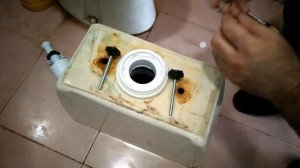 Бачок не держит воду Замена и настройка арматуры бачка унитаза