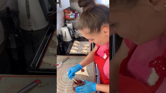 СЛОЙКИ С ВАРЕНЬЕМ смотреть онлайн