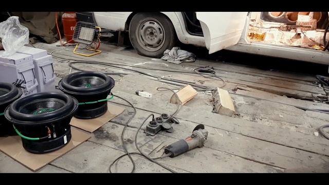 ВАЗ 2107 со стеной на 8ми 12х сабах. АВТОЗВУК. Первый запуск. Deaf Bonce DB SA302. смотреть онлайн