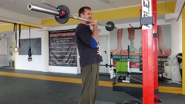 подъем прямого грифа на бицепс одной рукой