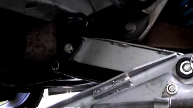 How To Raise or Lift Your Car onto Jack Stands--AutoHow.TV смотреть онлайн