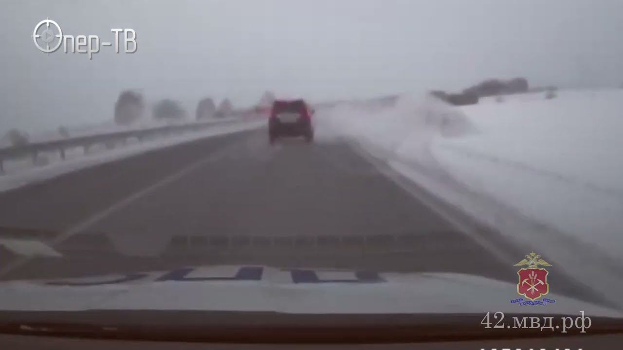 В Кемеровской области полицейские и граждане пришли на помощь попавшим в ДТП смотреть онлайн